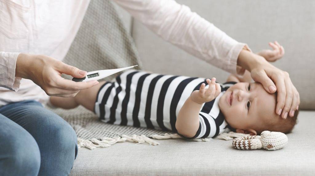 Die Anzeichen von Fieber bei Kindern sind warme Haut, Unruhe, schnelle Atmung, Kopfschmerzen, Schüttelfrost und gerötete Haut. 