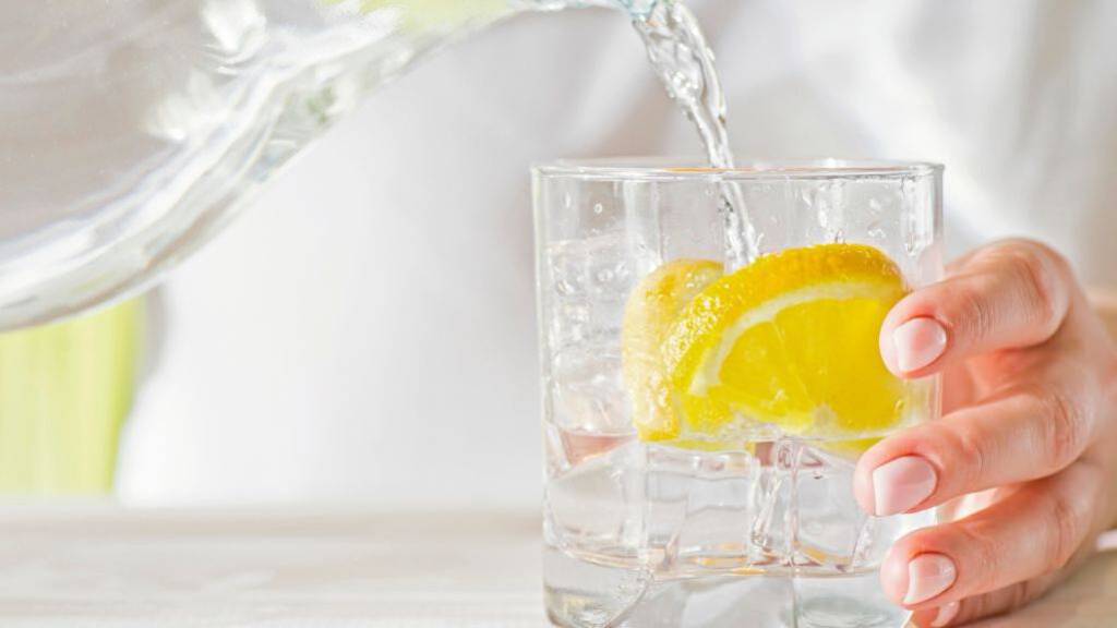 Zitronenwasser hydriert den Körper und versorgt den Organismus mit lebenswichtiger Flüssigkeit, sowie hochwertigen Mineralien.