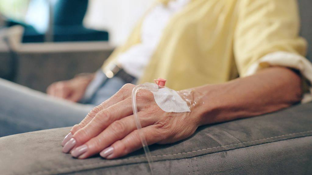 Eine ältere Person bekommt eine Infusion in die Hand.