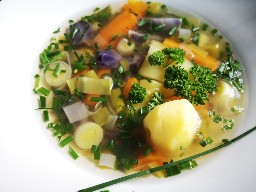 Leichte Gemüsesuppen machen auch Kindern die Umstellung auf Schonkost bzw. leichte Vollkost leichter.