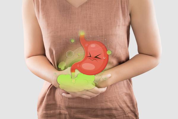 Blähbauch im Sommer: Diese Lebensmittel fördern Völlegefühl und Darmbeschwerden