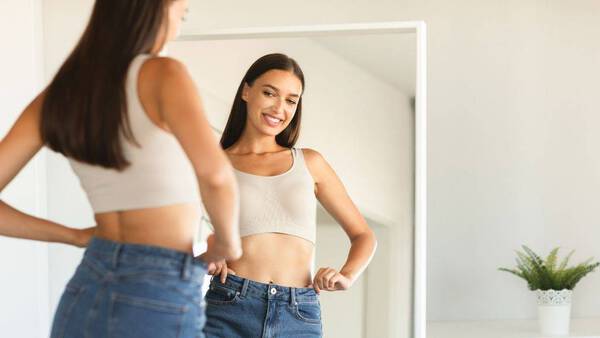 SkinnyTok, Looksmaxxing und Co.: So schützen Eltern ihr Kind vor ungesunden Schönheitsidealen. Psychologin Dr. Charlotte Ord im Interview